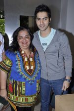 Varun Dhawan with Student Of The Year team meets Book My Show contest winners in Dharma Office on 29th Oct 2012 (12).JPG